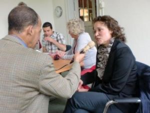 Ds. Rhoinde Mijnals-Doth in gesprek over de verantwoording met een Amsterdams journalist