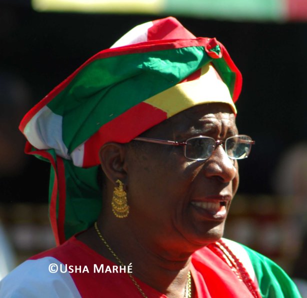 Angisa (hoofddeksel) in de kleuren van de vlag van Suriname. (Foto: Usha Marhé)