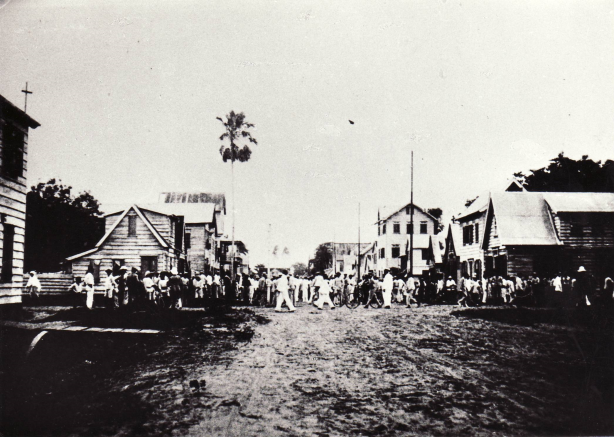 1933 - menigte bij het huis van de familie De Kom aan de Pontewerfstraat. Foto: Stichting Gebouwd Erfgoed Suriname