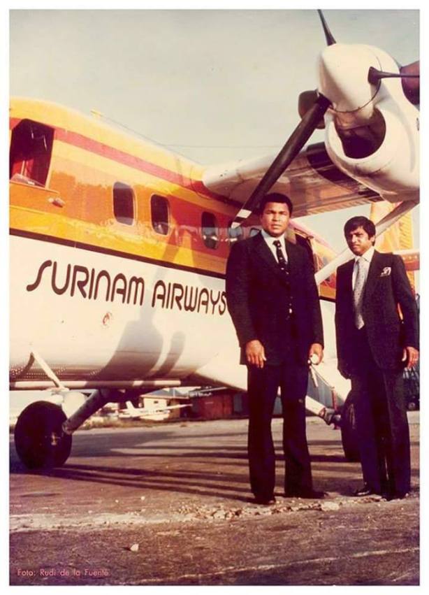 Muhammed Ali bij aankomst of vertrek naast een vliegtuig van Surinam Airways. Copyright foto: Rudi de la Fuente