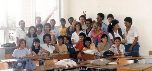 Een van de klassen van het schooljaar 1986-1987, met Dhr. Nabibaks, OD en tevens docent Nederlandse taal.
