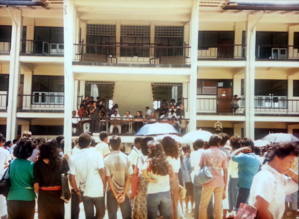 Studentenprotest 1987, op het terrein van het Miranda Lyceum. Toenmalig minister van onderwijs Li-Foe-Sjoe was met een delegatie gekomen om de studenten toe te spreken. (Foto: privé-collectie Usha Marhé)
