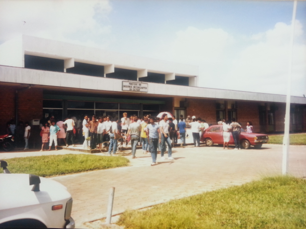 Studentenprotest in 1987. Studenten demonstreerden voor het gebouw van het Ministerie van Onderwijs aan de Dr. Kafiluddinstraat (toen Molenpad), terwijl studentenvertegenwoordigers binnen een gesprek voerden met de toenmalige minister. (Foto: privé collectie Usha Marhé?