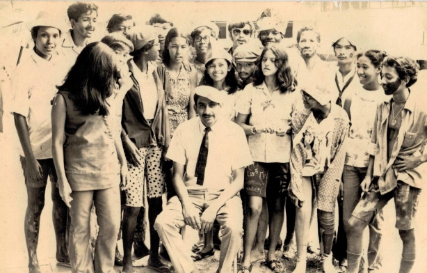 Een van de klassen van schooljaar 1973. De docent in het midden is Dhr. Pretaap Radhakishun.