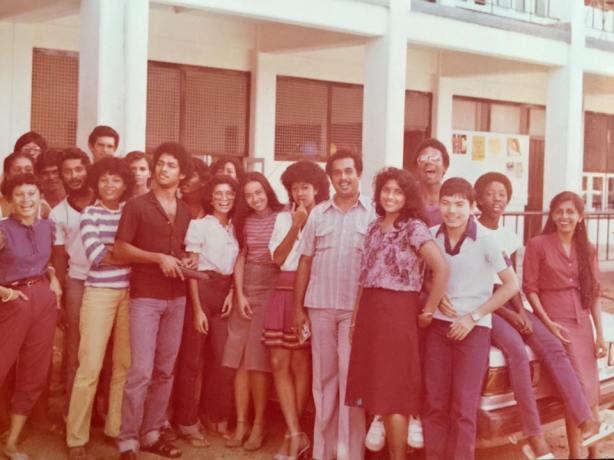 Leerlingen van het Miranda Lyceum in de jaren '80, samen met OD Nabibaks